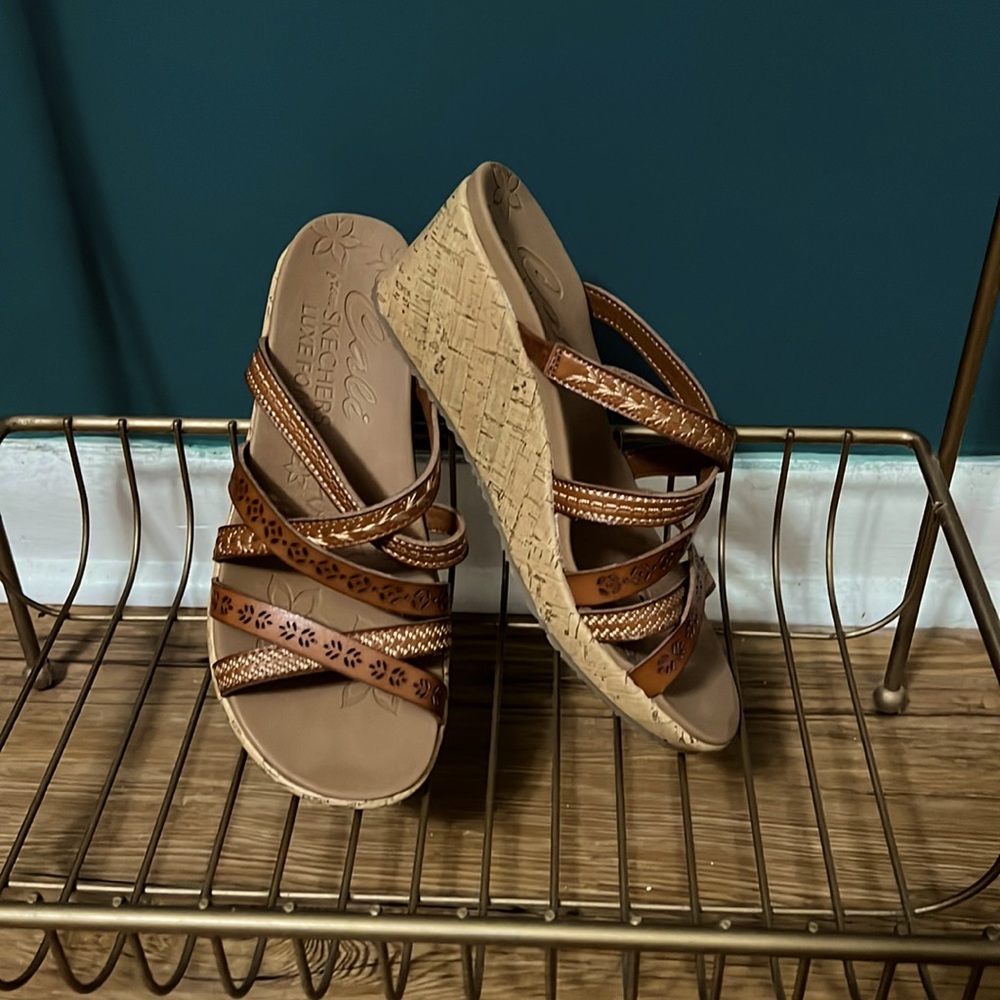 EUC NWOT Never Worn Cali from Skechers Luxe Foam Women’s Sandals Size 8